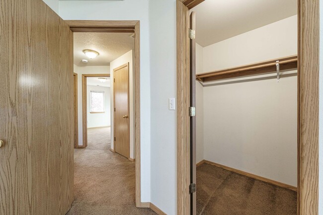 Building Photo - Comfortable 3-Bedroom Townhouse with A/C, ...