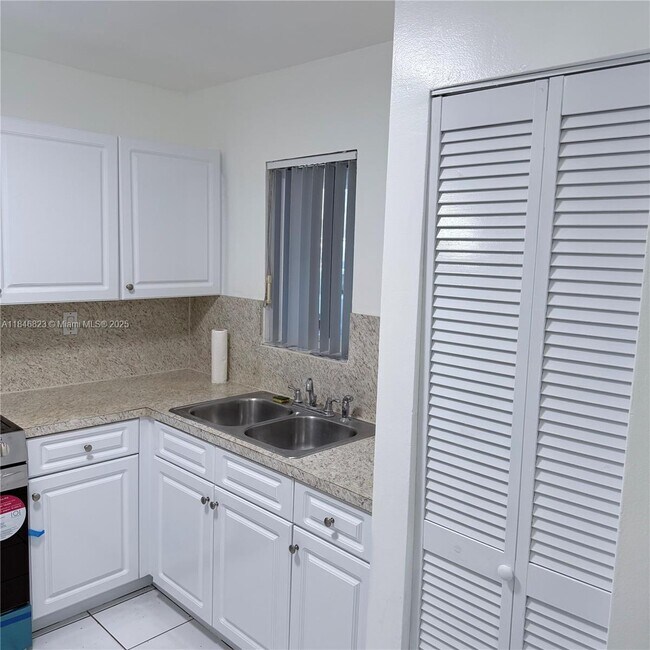 Building Photo - 2750 W 76th St