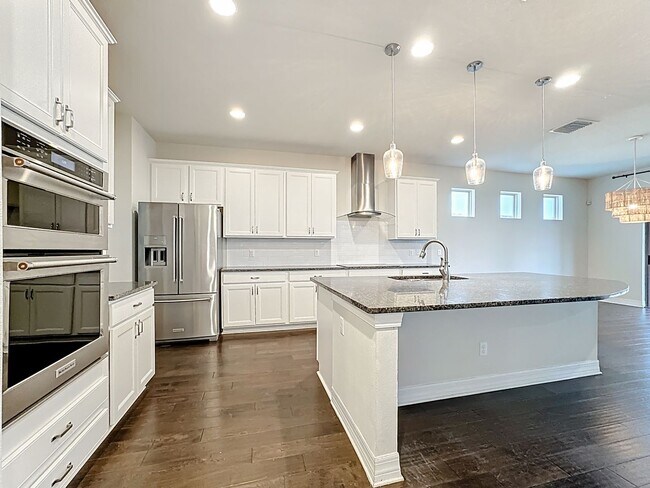 Building Photo - Executive Home with 5 bedrooms / four 1/2 ...