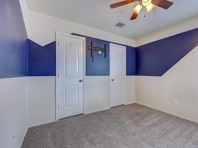 Building Photo - 180 Housefinch Loop