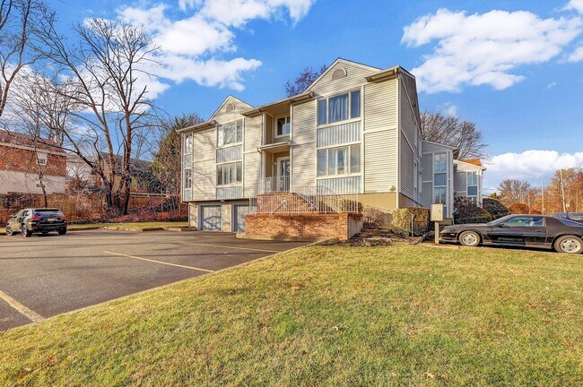 Building Photo - 2 Grand Ave