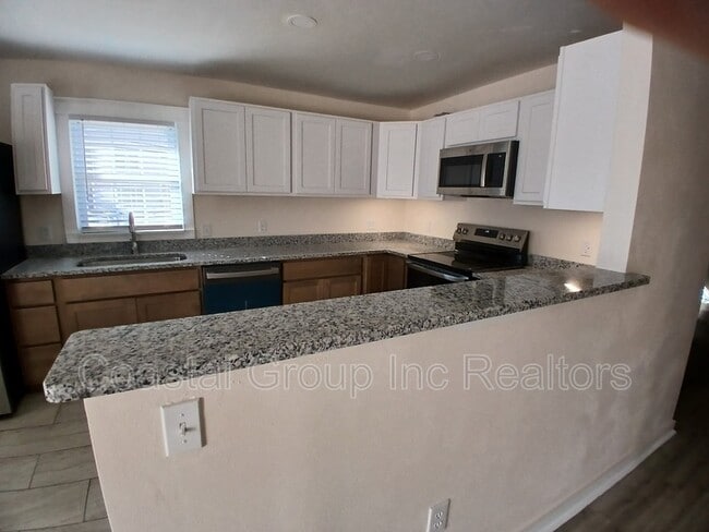 Building Photo - 220 57th St