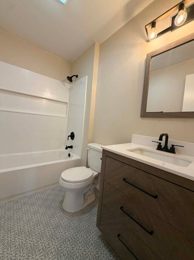 Building Photo - COMING SOON: COMFORT MEETS STYLE IN THIS SPACIOUS BEAUTIFUL 3 BEDROOM / 2 BATHROOM WITH XTRA ROOM...