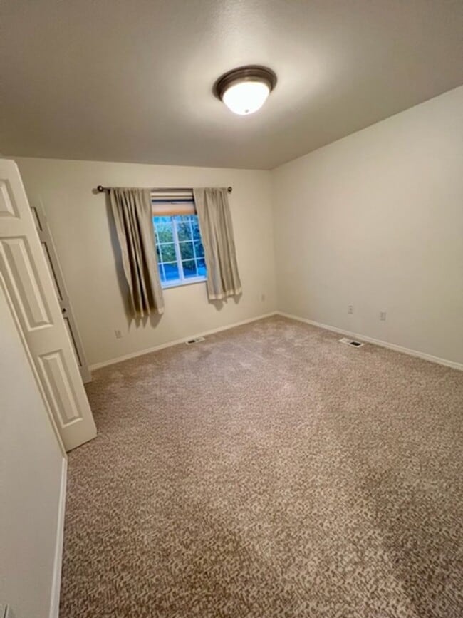 Building Photo - Updated 3 Bedroom Condo!