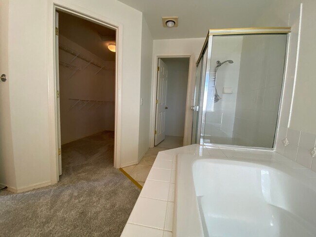 Building Photo - Spacious 4 bedroom 2.5 traditional house
