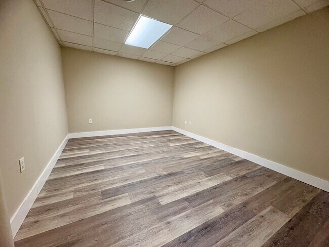 Building Photo - 1325 W Poplar St