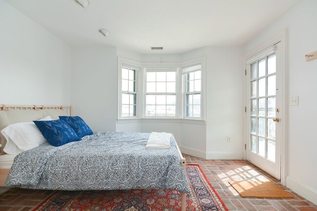 Building Photo - Winter Rental: Waterfront 3 Bed/3 Bath on Rocky Neck