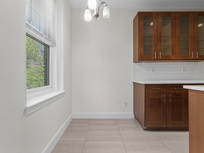 Building Photo - 62 Queensberry St