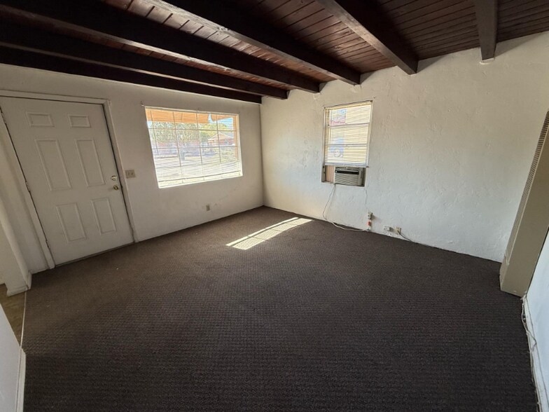 Building Photo - 5019 E 1st St