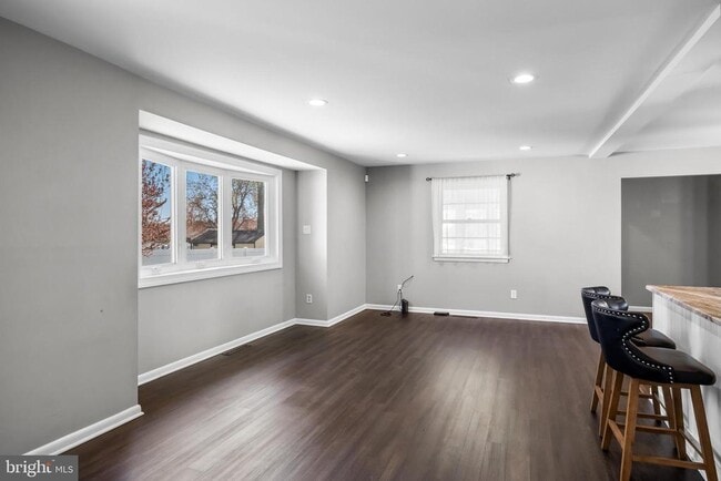 Building Photo - 2211 New Albany Rd