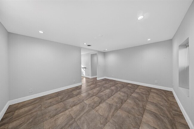 Building Photo - 2009 NW 21st Ave