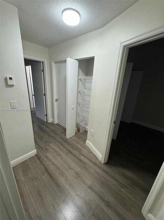 Building Photo - 6235 SW Kendale Lakes Cir