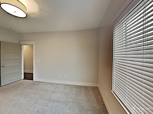 Building Photo - 1204 Hillwood Private Cove