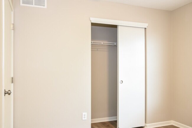 Building Photo - 5347 Dietrich Ave