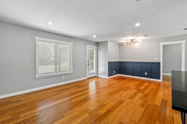 Building Photo - 1113 S Meadows Dr