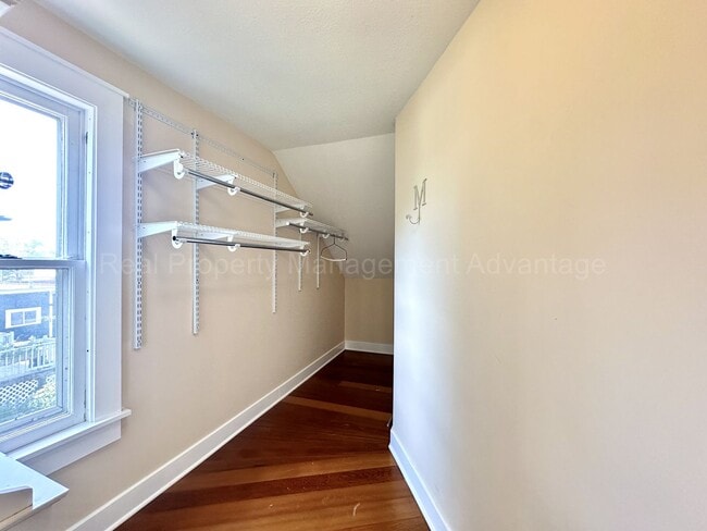 Building Photo - Craftsman Style, Modern Amenities Steps from Main St.