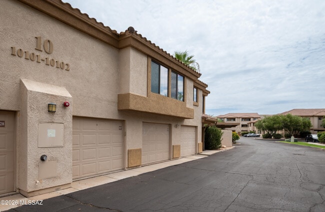 Building Photo - 2550 E River Rd