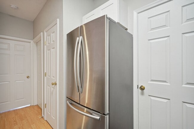 Building Photo - Updated 1br in control access building in Gates of Mclean.