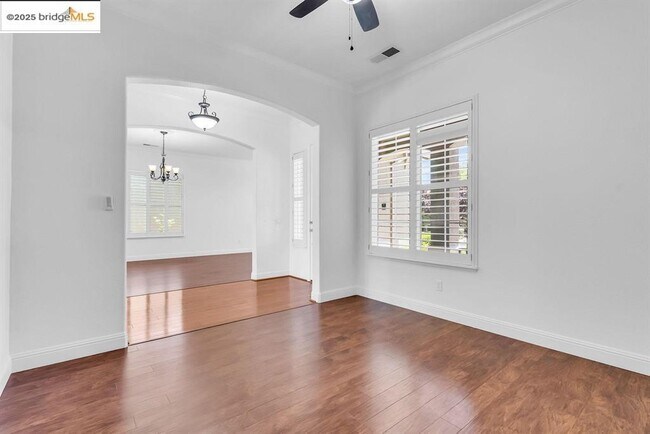 Building Photo - 909 Suntan Ln