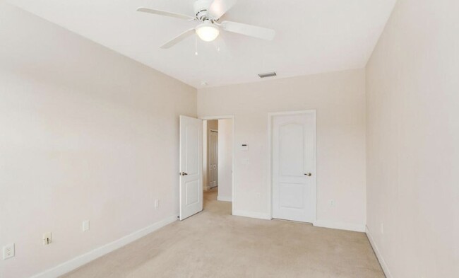 Building Photo - Montecito Community Townhome