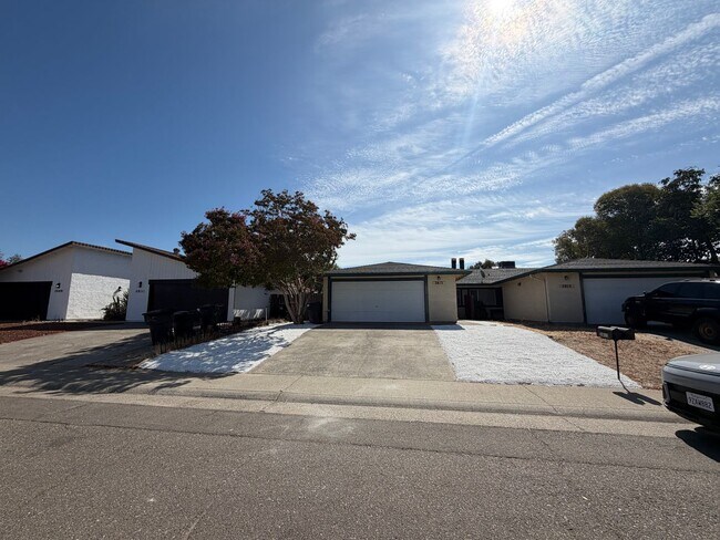 Building Photo - 2813 Pepper Oaks Dr