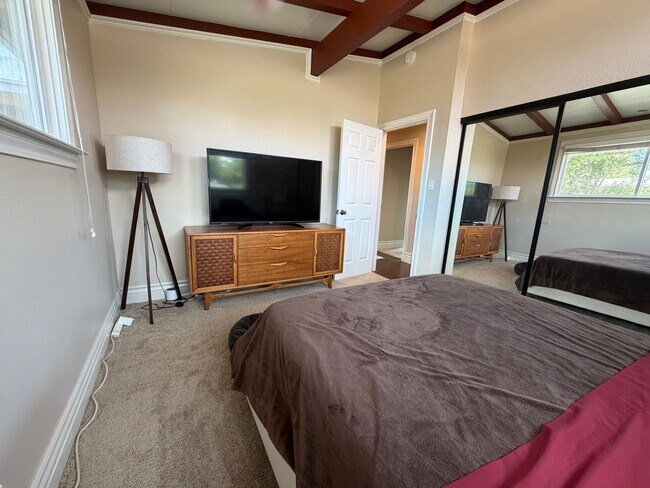 Building Photo - Cute 3 bedroom house in