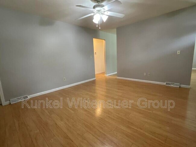 Building Photo - 304 S Hilgard St
