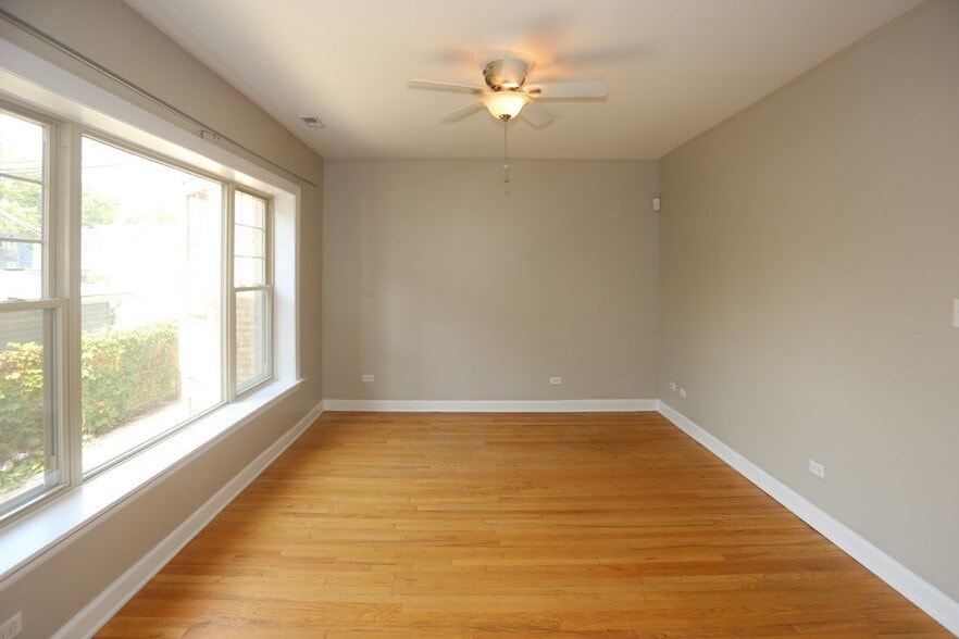 Building Photo - 5208 N Sawyer Ave