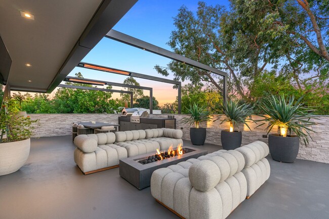 Building Photo - Prestigious Hollywood Hills Home for Rent
