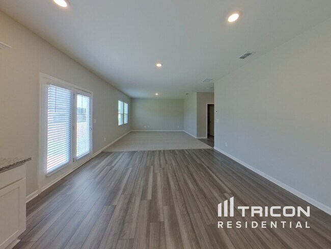 Building Photo - 100 Hyde Pk