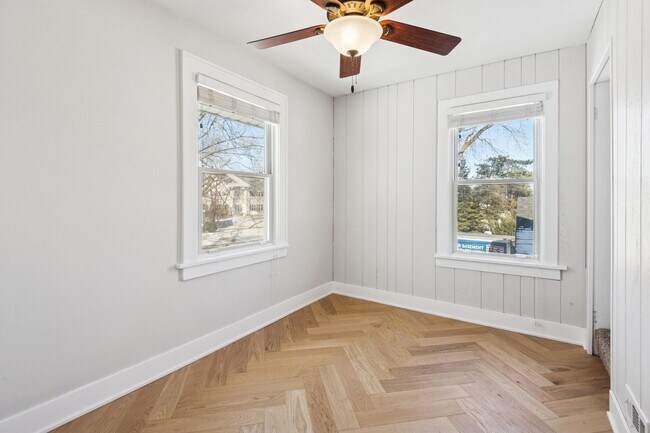 Building Photo - 713 Warrenville Rd