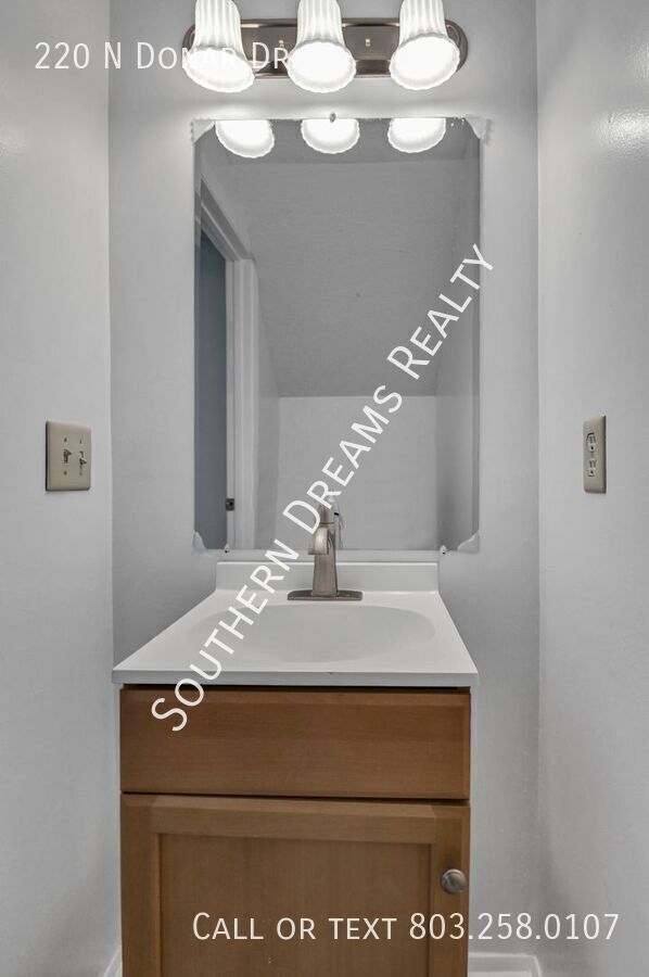 Building Photo - 220 N Donar Dr