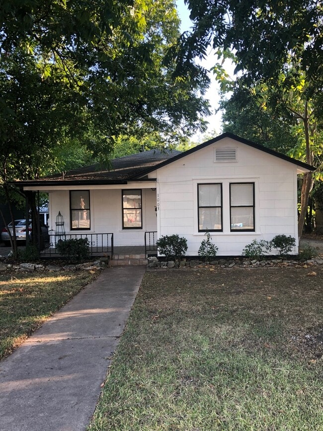 Hyde Park Hideaway! 3/2 with washer/dryer,... 1003 E 45th St Austin