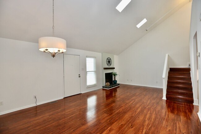 Building Photo - Available 04-21-25!  A Fabulous North End ...