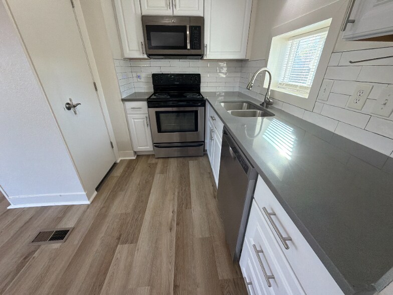 Building Photo - 8401 Peakview Dr