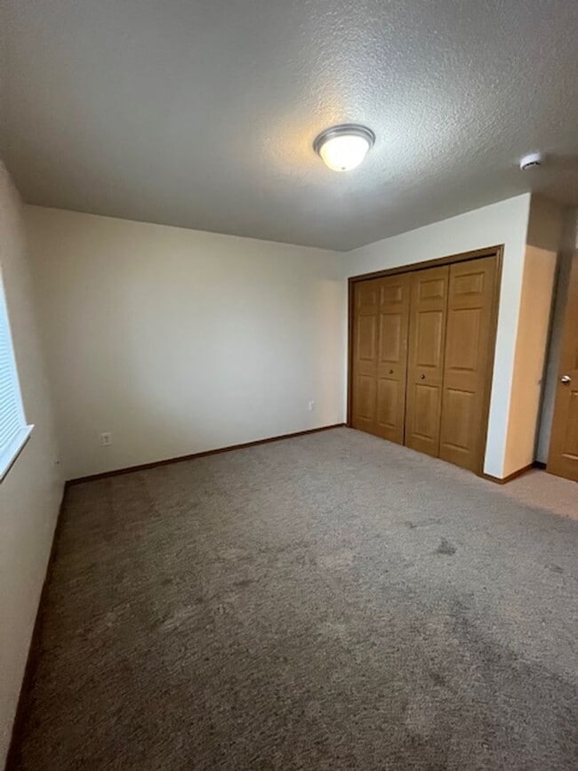 Building Photo - 3 Bedroom Town Home Gresham