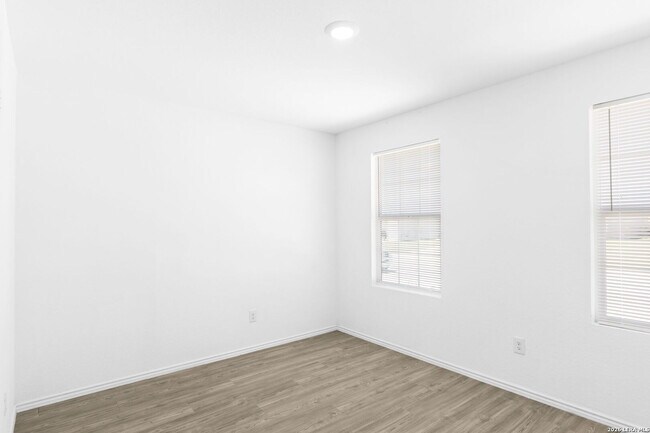 Building Photo - 422 De Herrera