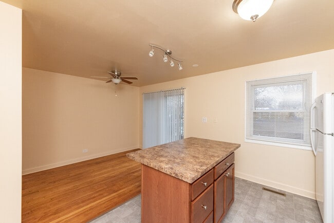 Building Photo - 820 N Milwaukee Ave