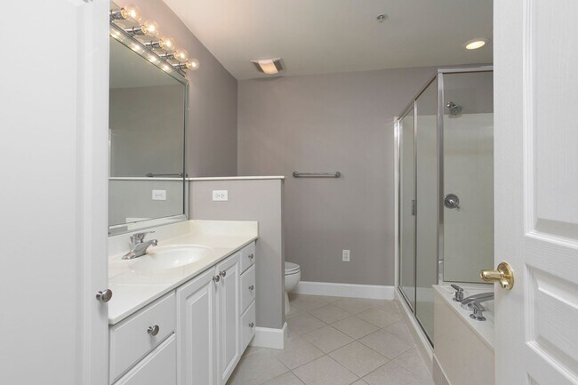 Building Photo - 1 Bedroom w/Den Condo In Meadowmont Villag...