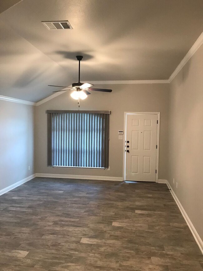 Building Photo - Charming 2 Bed / 2 Bath Duplex in Trimmier...