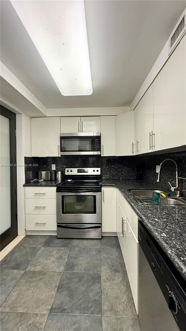Building Photo - 301 Golden Isles Dr