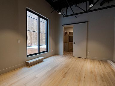 Building Photo - This second floor, two-bedroom western fac...