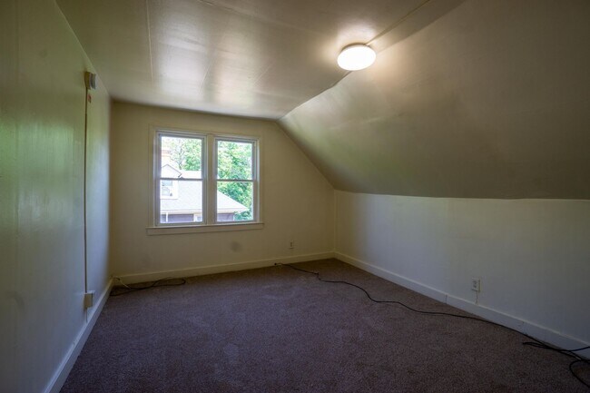 Building Photo - Available 6/1/26 - 4 Bedroom Duplex Close ...