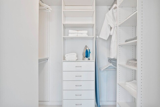 Building Photo - 485 Brickell Ave