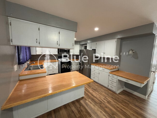 Building Photo - 320 W 1st S