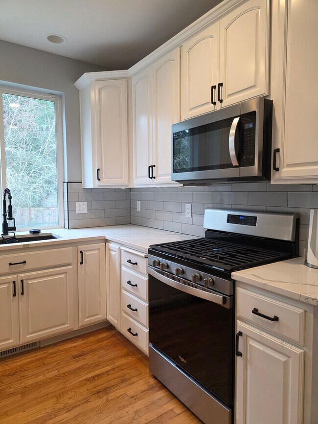 Building Photo - 4 Bedroom Home in Parkland Green!