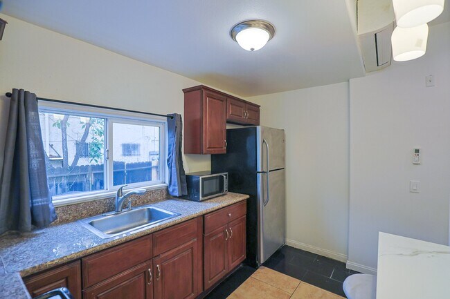 Building Photo - 2626 S Budlong Ave