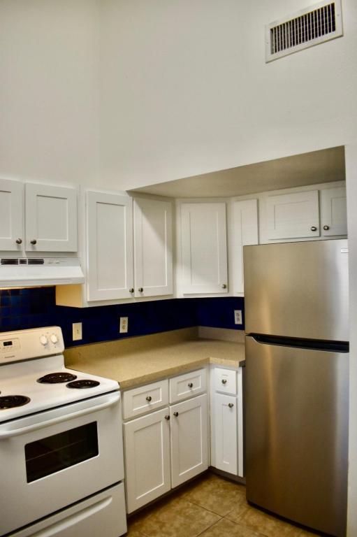 Building Photo - 5220 SW 21st Pl