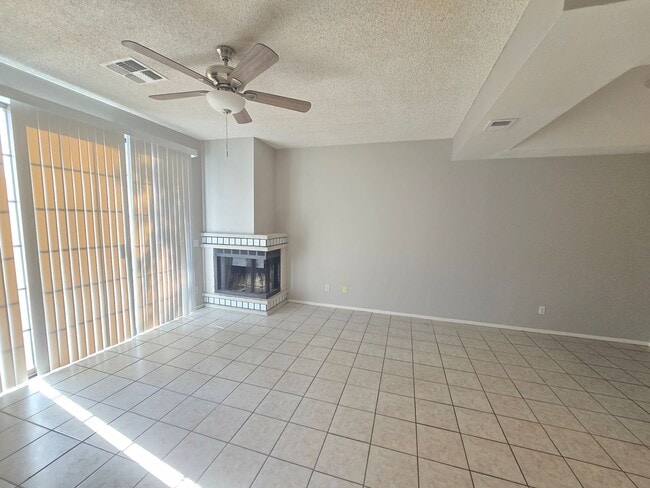 Building Photo - 2 Bedroom/2.5 Bathroom Townhome in Chandler