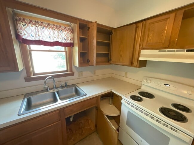 Building Photo - One Bedroom, Upstairs Duplex